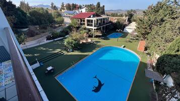 Piscina a l'aire lliure (horari: 10:00-19:00) i cabanes gratuïtes