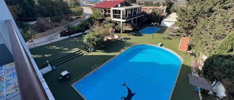 Utendørsbasseng, bassengtelt (inkludert) og solsenger