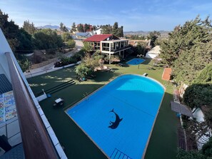 Udendørs pool, åben fra kl. 10.00 til kl. 19.00, gratis hytter