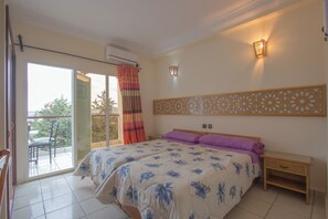 Standard-studio, 1 makuuhuone, parveke, näköala uima-altaalle | Ilmainen Wi-Fi, vuodevaatteet