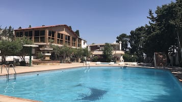 Udendørs pool, åben fra kl. 10.00 til kl. 19.00, gratis hytter