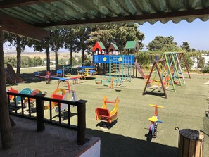 Lasten leikkialue ulkona