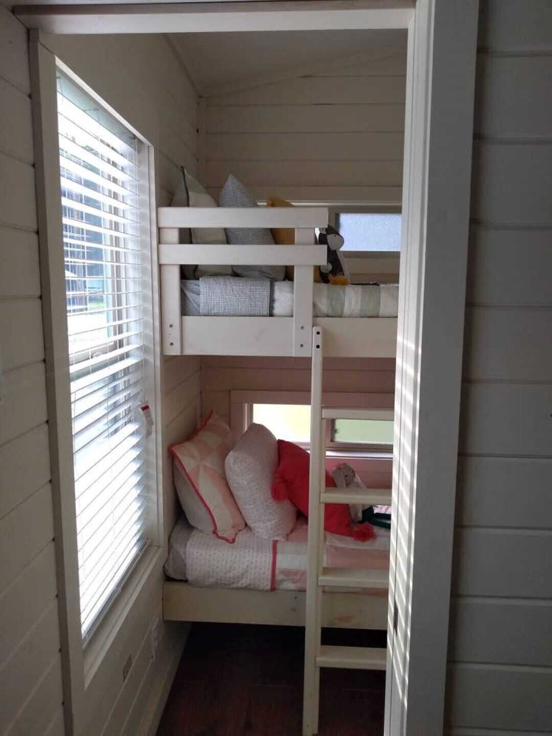 Beautiful Lake George Cottage