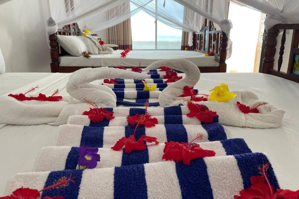 Deluxe Double Room, 2 Twin Beds | Minibar, in-room safe, individually decorated, individually furnished