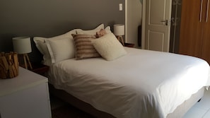 2 habitaciones, tabla de planchar con plancha, internet y ropa de cama