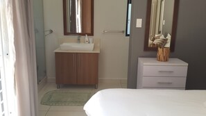 2 bedrooms, iron/ironing board, Internet, bed sheets - Apart 7min walking distance to beach & Wi-Fi (Salt Rock)