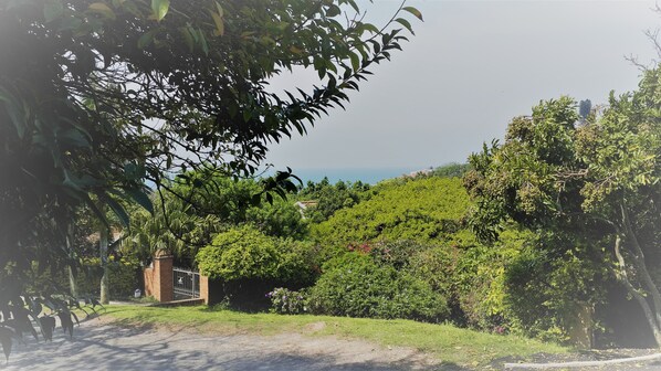 Property grounds - Apart 7min walking distance to beach & Wi-Fi (Salt Rock)