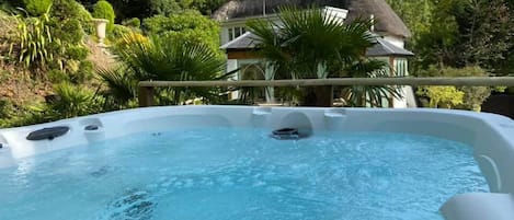 Outdoor spa tub