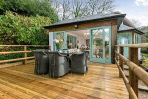 Outdoor dining - Forest Drove Cottage  New Forest Thatched Cottage Sleeps 12 (Ringwood)