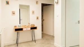 A modern bathroom with a mirror, a vanity with a sink, and a toilet. - Beautiful renovated townhouse in the heart of Arago (Les Sables-d'Olonne)