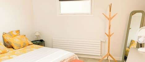 2 chambres, fer et planche à repasser, Wi-Fi, draps fournis