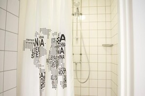 Ducha, secador de pelo, papel higiénico