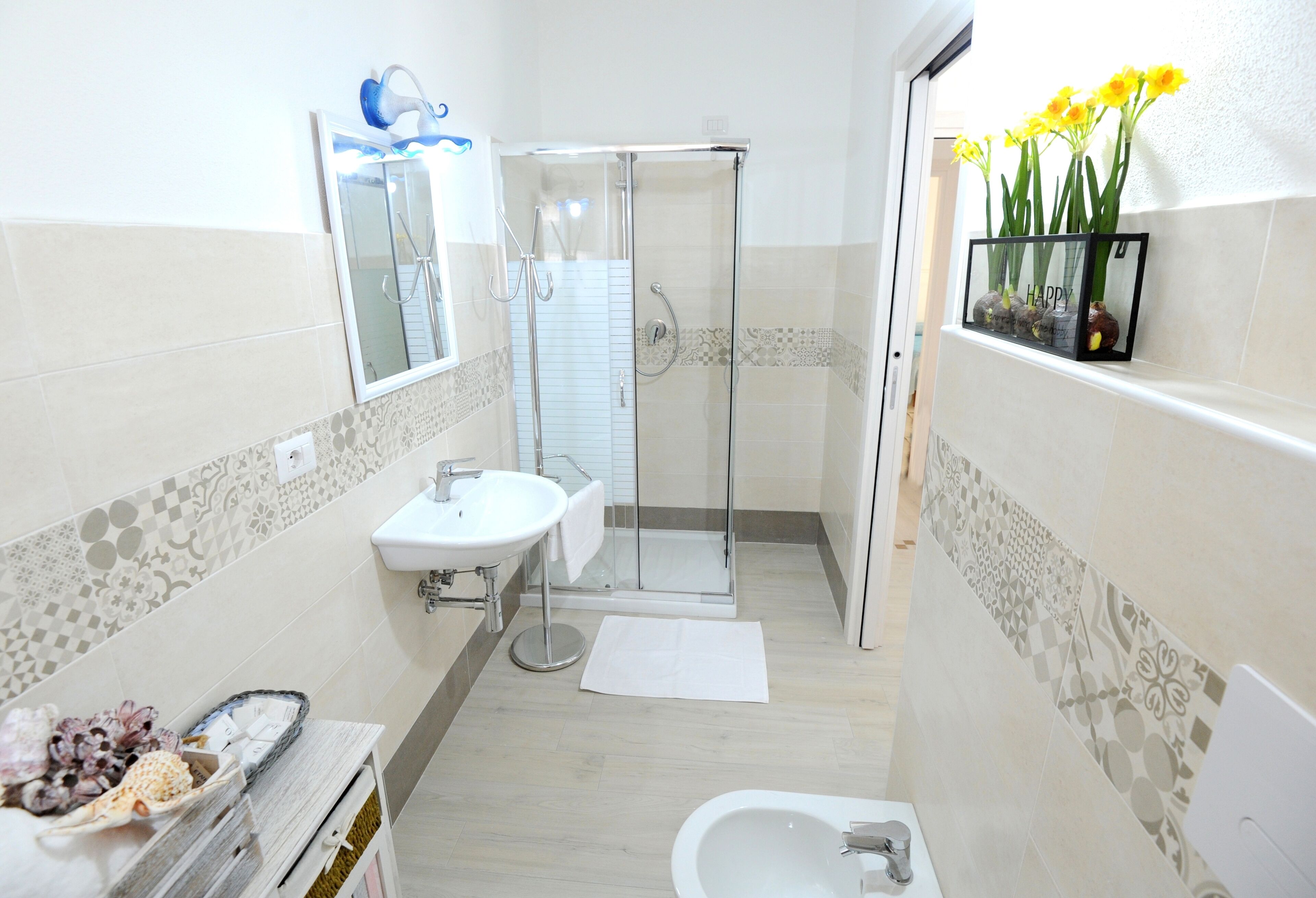 Chambre Confort Double ou avec lits jumeaux (2) | Salle de bain | Douche, douche à « effet pluie », articles de toilette gratuits
