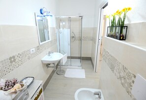 Comfort-Doppel- oder -Zweibettzimmer (2) | Badezimmer | Dusche, Regendusche, kostenlose Toilettenartikel, Haartrockner