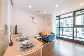 City Apartment, 1 Bedroom, Non Smoking | In-room dining - Ehome - Brand New Unbeatable Location Next To Skytower (Auckland)