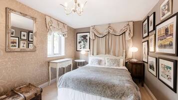 4 bedrooms, desk, iron/ironing board, travel cot