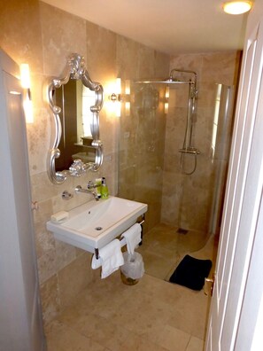 Bañera, bañera de hidromasaje, secador de pelo, toallas