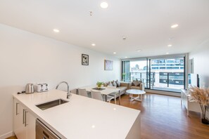 City Apartment, 1 Bedroom, Non Smoking | In-room dining