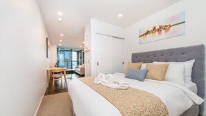 City Apartment, 1 Bedroom, Non Smoking - Ehome - Sea & Skytower Views, Unbeatable Location In CBD (Auckland)