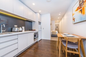 City Apartment, 1 Bedroom, Non Smoking | In-room dining - Ehome - Sea & Skytower Views, Unbeatable Location In CBD (Auckland)