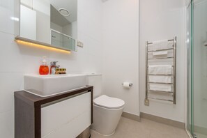 Appartement Ville, 1 chambre, non-fumeur | Salle de bain | Douche, douche cascade, articles de toilette (gratuits)