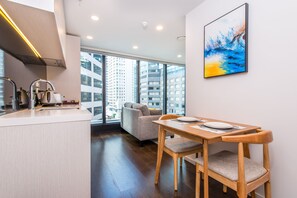 City Apartment, 1 Bedroom, Non Smoking | In-room dining