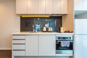 City-Apartment, 1 Schlafzimmer, Nichtraucher | Eigene Küche | Großer Kühlschrank, Mikrowelle, Ofen, Herdplatte