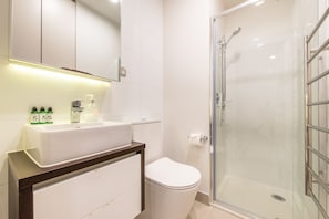 City appartement, 2 slaapkamers, niet-roken | Badkamer | Een douche, een regendouche, gratis toiletartikelen, een haardroger