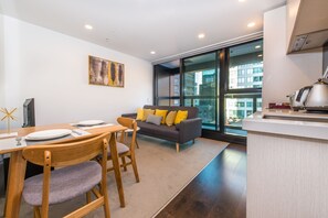 City Apartment, 1 Bedroom, Non Smoking | In-room dining