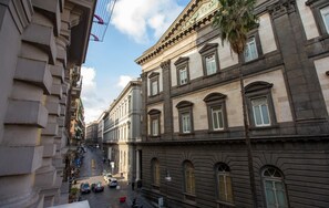 A street view with historic buildings, a narrow road, and parked cars. - Umberto34 - Luxury Home (Naples)
