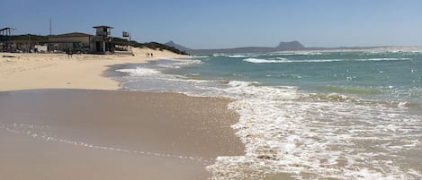 På stranden, hvidt sand, gratis strandtransport, gratis strandhytter