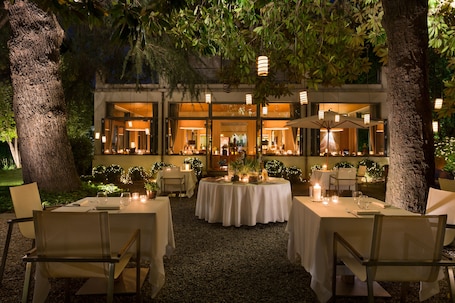 3 restaurants, breakfast, lunch, dinner served; Italian cuisine