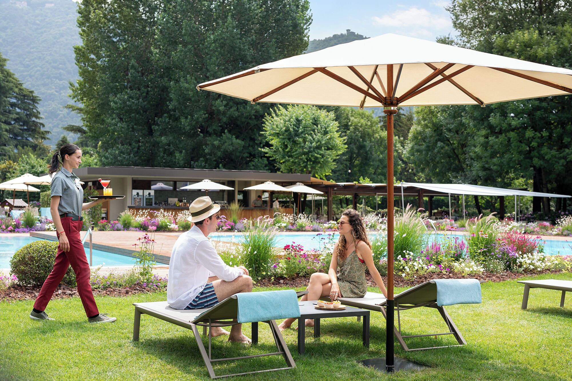 室内游泳池，季节性开放的室外游泳池，09:00 至 18:00 开放, 池畔遮阳伞, 日光浴躺椅