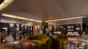 Eine moderne Bibliothek mit Sofas, Tischen und Bücherregalen.