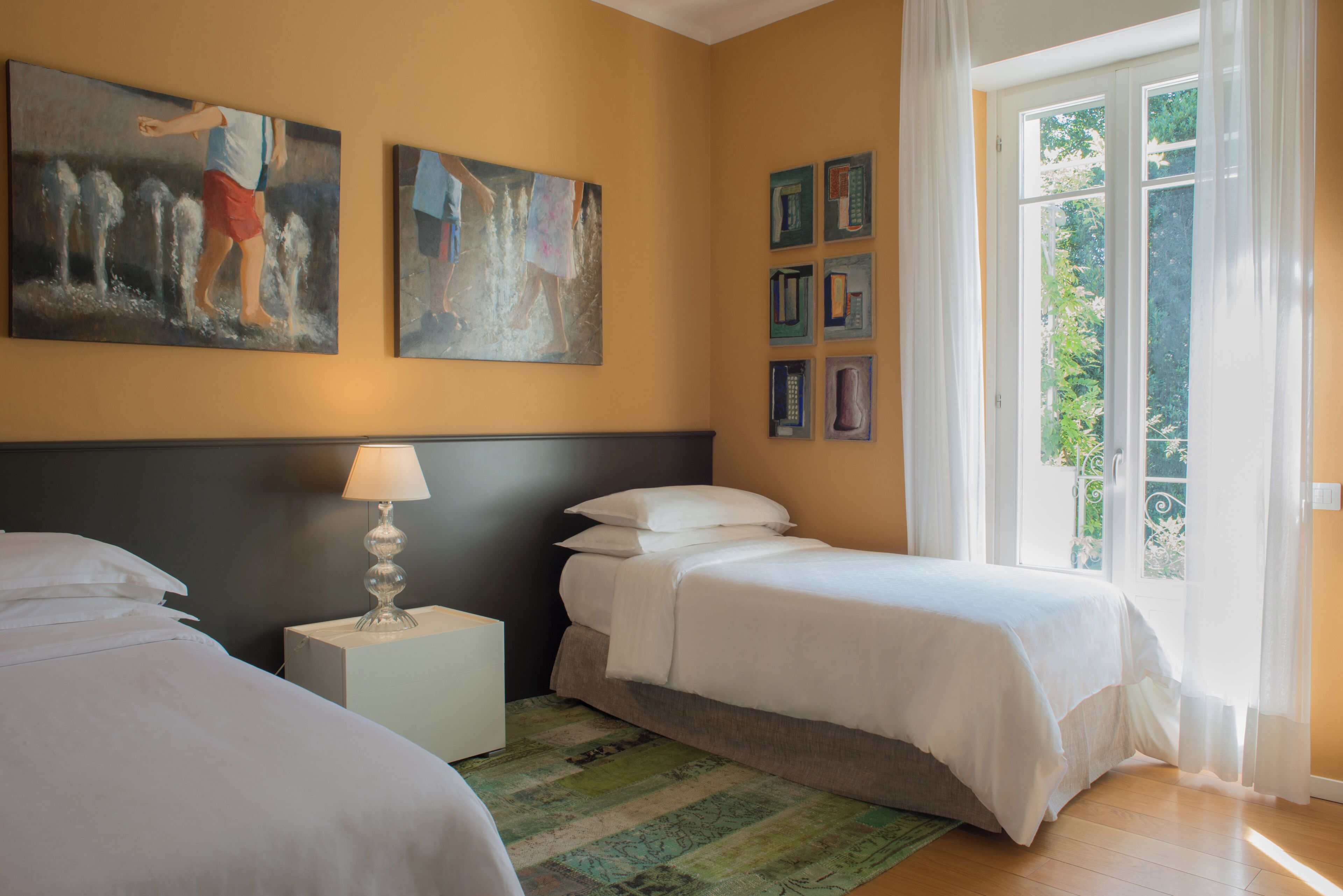 Ropa de cama de alta calidad, cubrecamas y muebles diferentes 