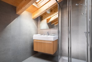 Douche, sèche-cheveux, chaussons, bidet