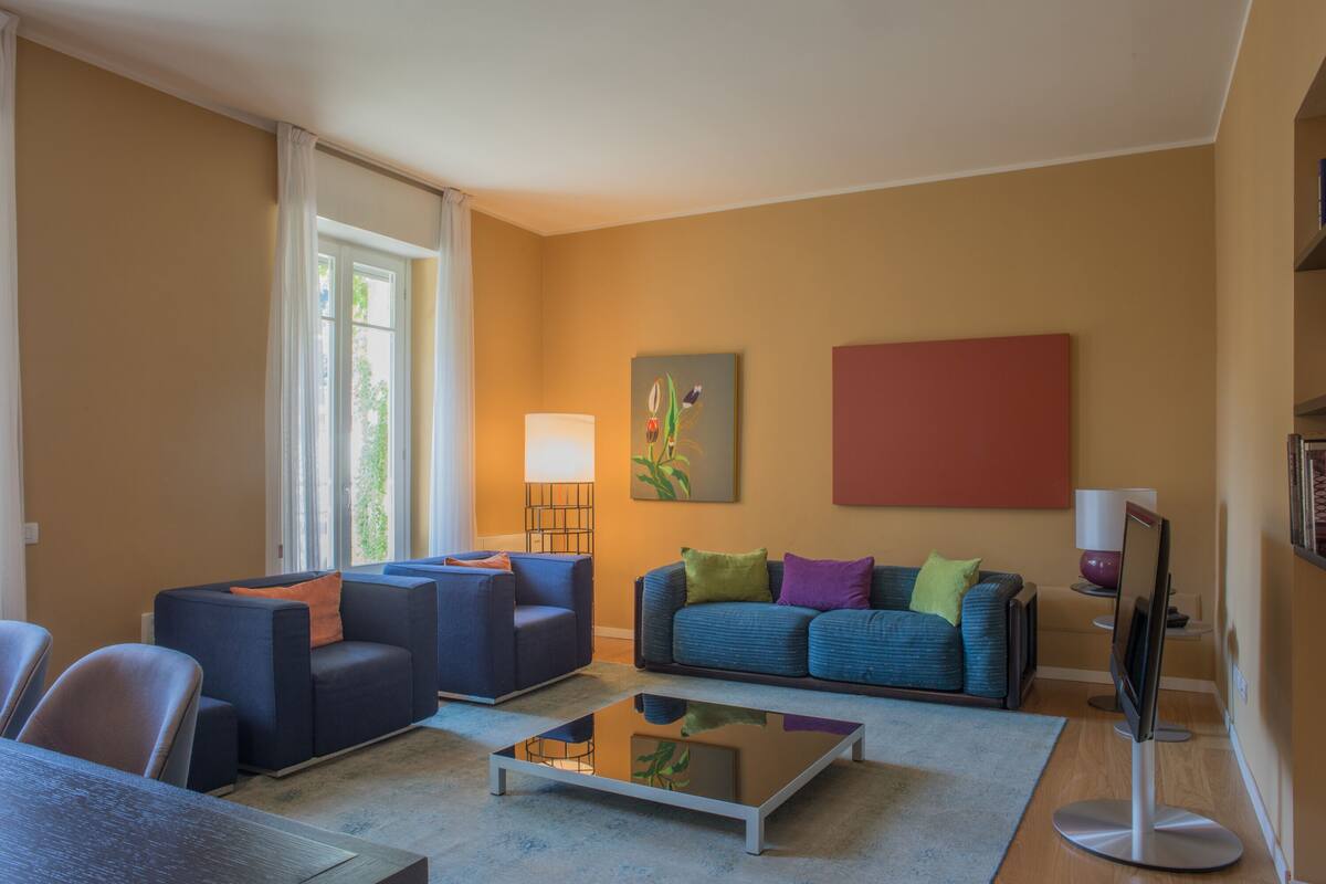 Apartamento executivo, 3 quartos, sacada, vista para o jardim | Área de estar | TV de tela plana