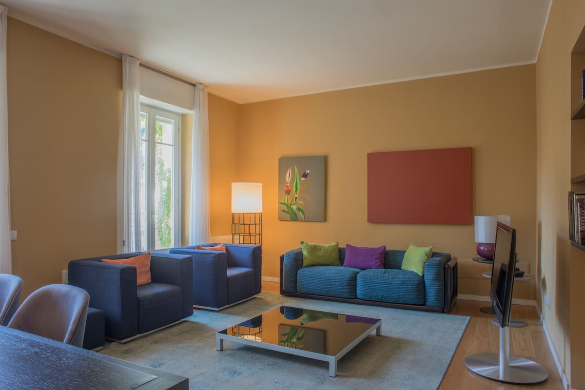 Executive appartement, 3 slaapkamers, balkon, uitzicht op tuin | Woonruimte | Een flatscreentelevisie