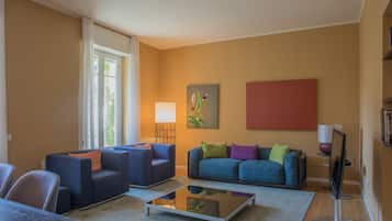 LÀgenhet Executive - 3 sovrum - balkong - utsikt mot trÀdgÄrden | Vardagsrum | Platt-tv