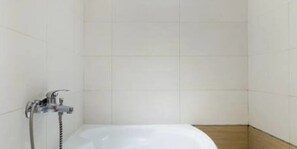 Studio | Salle de bain | Articles de toilette gratuits, sèche-cheveux, serviettes fournies, savon