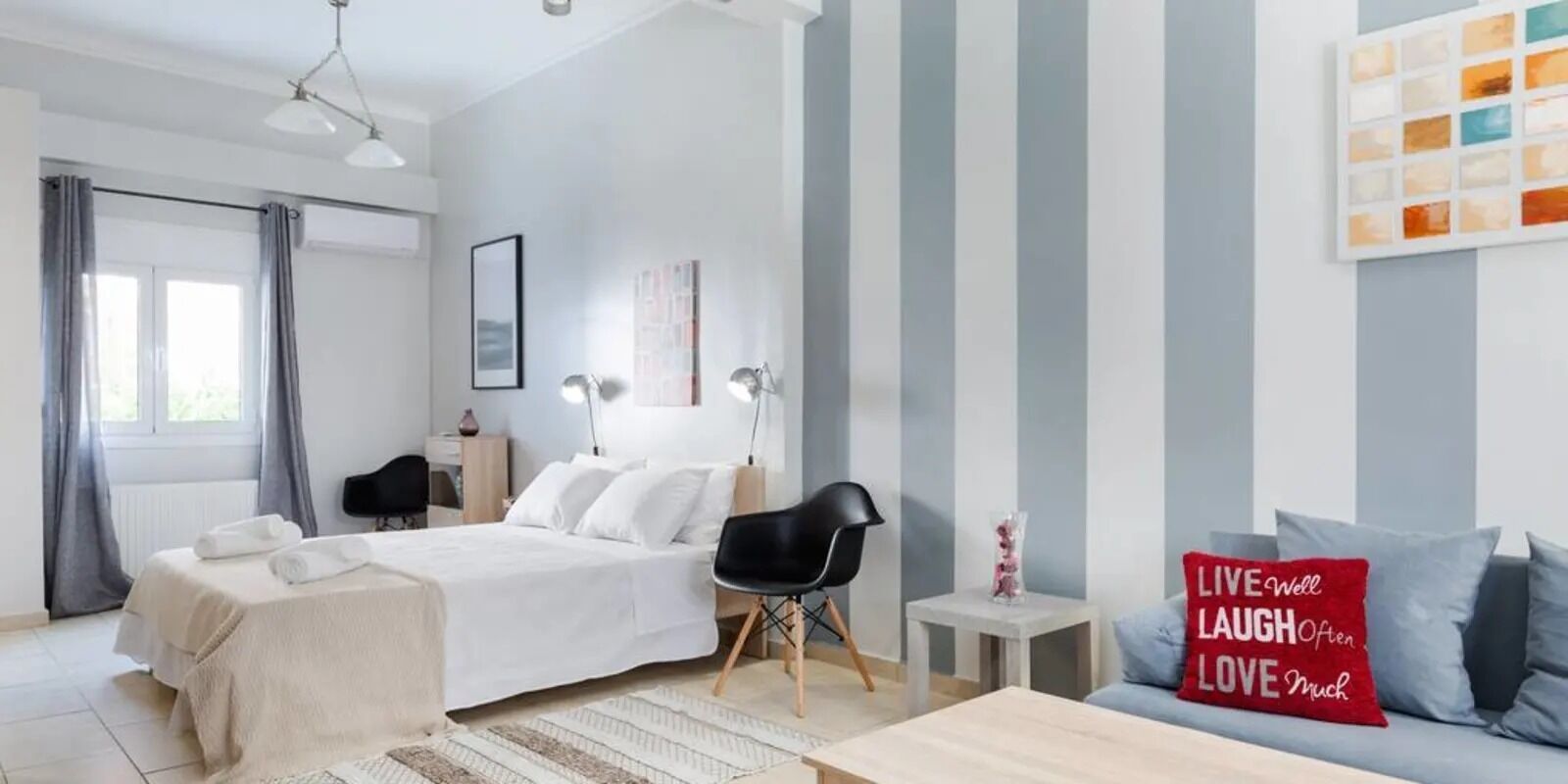 Studio | Een kluis op de kamer, een bureau, een strijkplank/strijkijzer