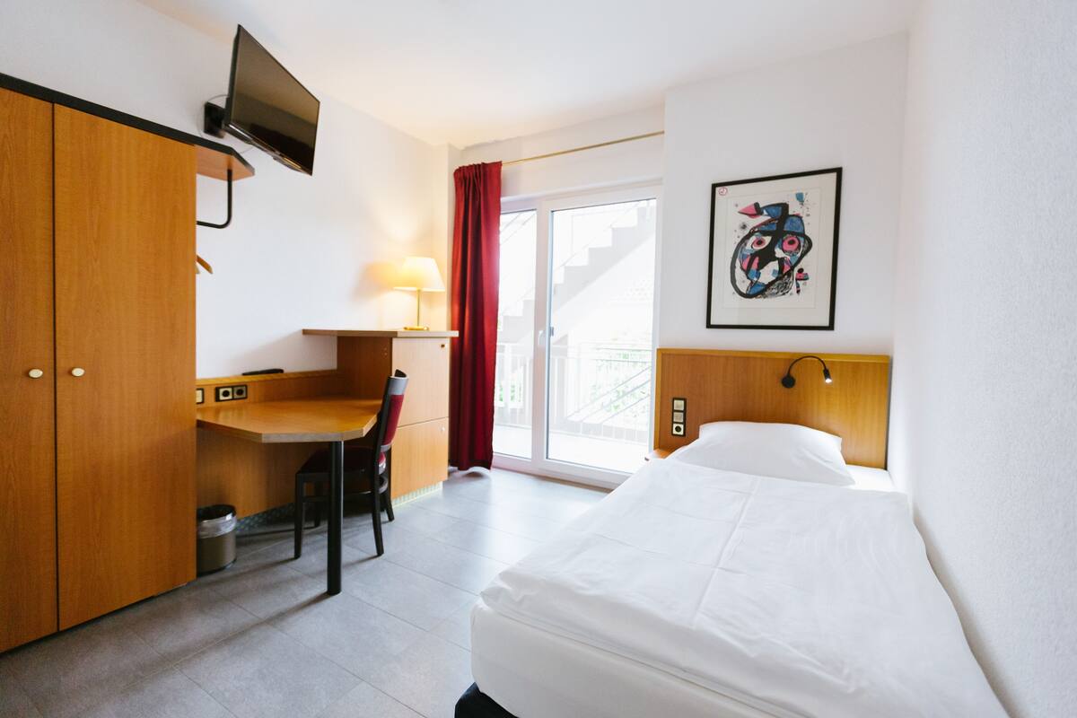 Minibar, két bảo mật tại phòng, bàn 