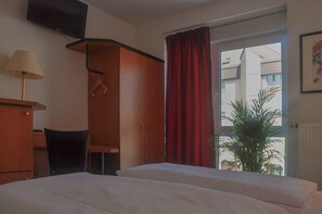 Klassieke tweepersoonskamer | Een minibar, een kluis op de kamer, een bureau, een laptopwerkplek