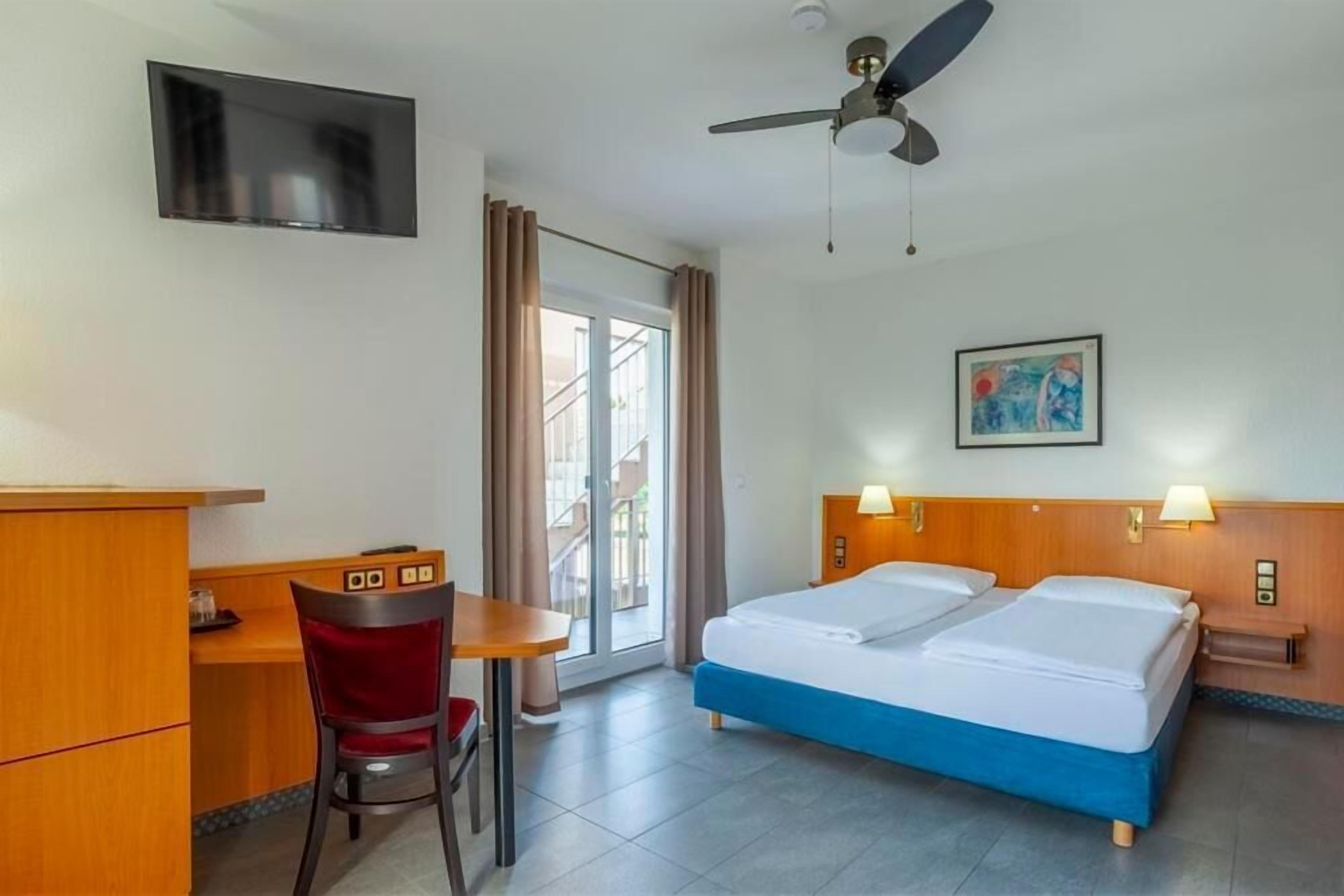 Minibar, coffres-forts dans les chambres, bureau