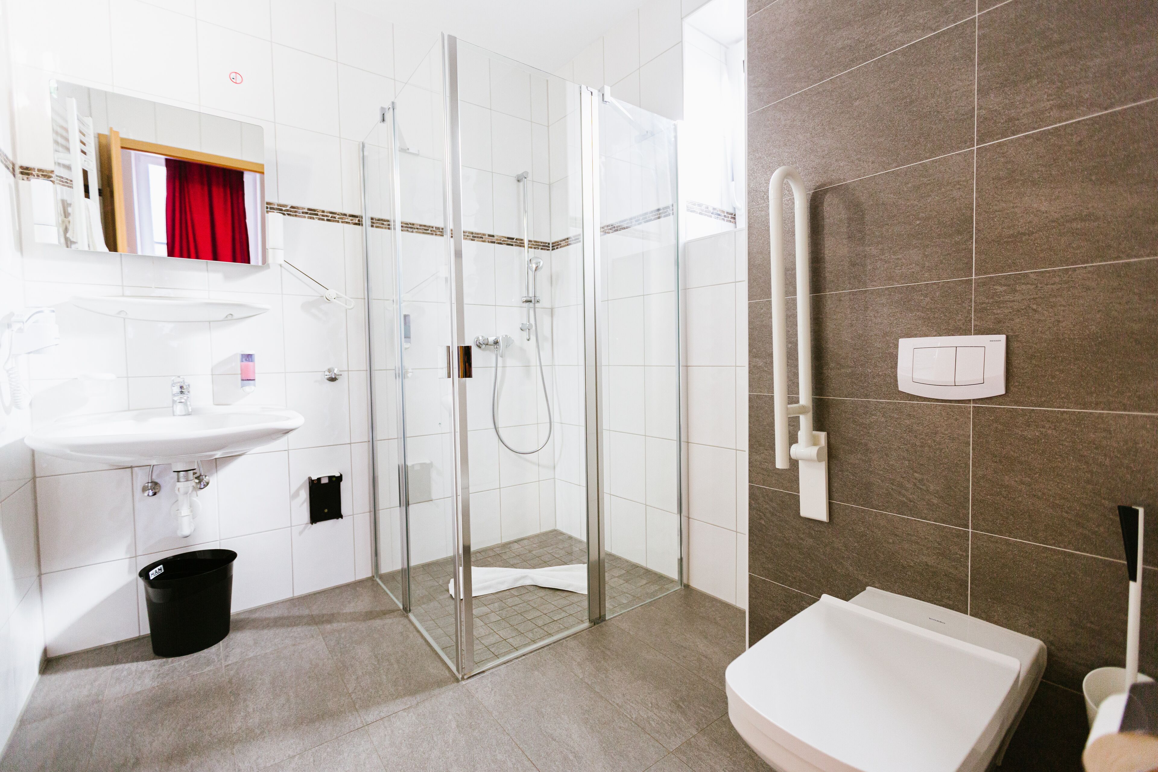 Dusche, kostenlose Toilettenartikel, Haartrockner, Hausschuhe