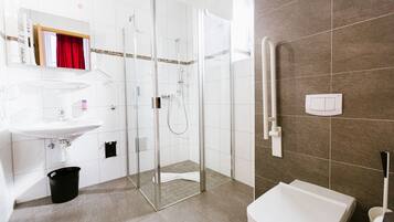 Dusche, kostenlose Toilettenartikel, Haartrockner, Hausschuhe