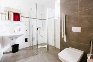 Shower, free toiletries, hair dryer, slippers - Heilbronner Hotel am schönen Theater (Heilbronn)