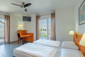 Minibar, Zimmersafe, Schreibtisch, laptopgeeigneter Arbeitsplatz