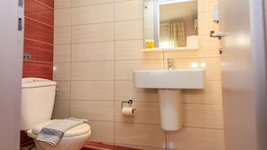 Superior Double Room | Bathroom | Shower, towels, soap, shampoo - Pansion Kaloyiannis (Alonissos)