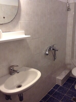 Standard Double Room | Bathroom | Shower, towels, soap, shampoo